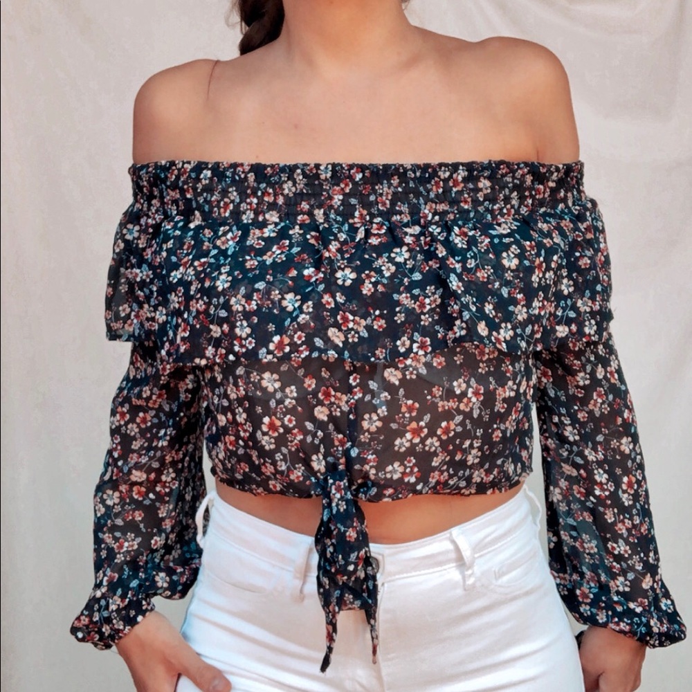 Black floral fling sleeve semi-sheer crop top - Picture 7 of 9